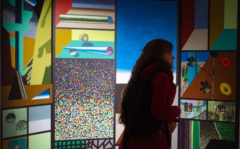 23일(현지시간) 프랑스 파리 주프랑스한국문화원에서 2026년 한불 수교 140주년을 기념해 개최한 ‘한국의 색, 한국 현대미술을 조명하다’ 특별전이 열려 전시장을 찾은 관람객들이 전현선 작가의 ’선반 위의 것들’ 등 작품들을 감상하고 있다. 2025.10.24/뉴스1 ⓒ News1 이준성 기자