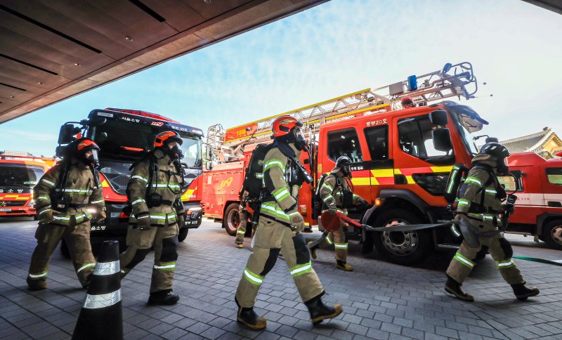 24일 오전 서울 중구 신라호텔에서 열린 '2025 중구 안전한국훈련'에서 소방대원들이 화재 진압 훈련을 하고 있다. 2025.10.24/뉴스1 ⓒ News1 김진환 기자