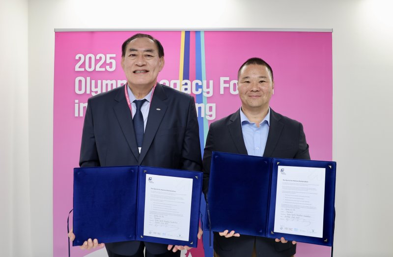 [서울=뉴시스] 세계올림픽도시연합(WUOC) 집행위원으로 선출된 하형주 국민체육진흥공단 이사장(왼쪽). (사진=체육공단 제공). 2025.10.24. *재판매 및 DB 금지