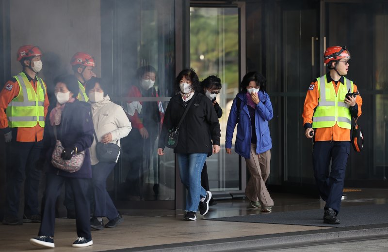24일 오전 서울 중구 신라호텔에서 열린 '2025 중구 안전한국훈련'에서 투숙객들이 대피 훈련을 하고 있다. 2025.10.24/뉴스1 ⓒ News1 김진환 기자