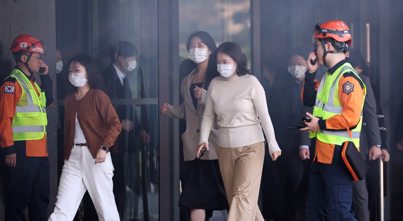 24일 오전 서울 중구 신라호텔에서 열린 '2025 중구 안전한국훈련'에서 투숙객들이 대피 훈련을 하고 있다. 2025.10.24/뉴스1 ⓒ News1 김진환 기자