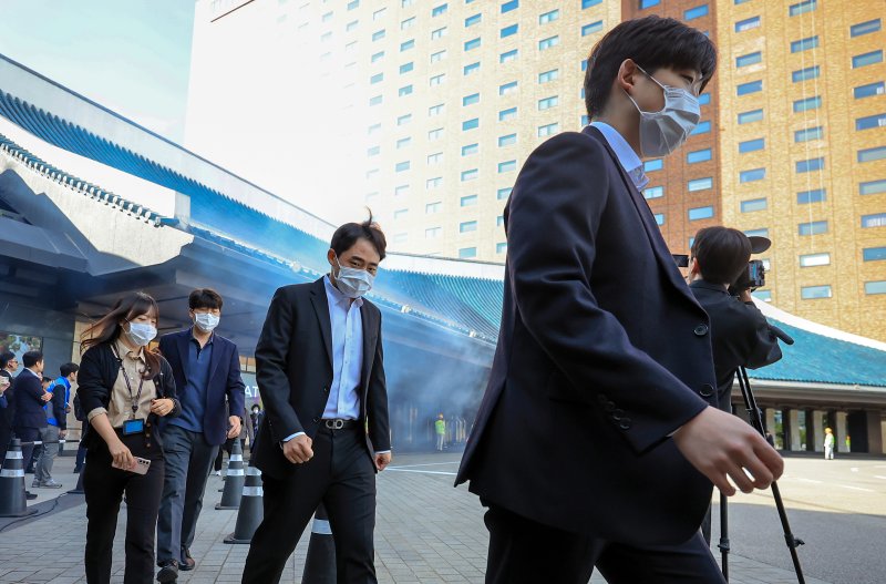 24일 오전 서울 중구 신라호텔에서 열린 '2025 중구 안전한국훈련'에서 투숙객들이 대피 훈련을 하고 있다. 2025.10.24/뉴스1 ⓒ News1 김진환 기자