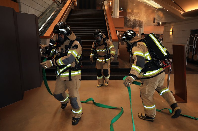 24일 오전 서울 중구 신라호텔에서 열린 '2025 중구 안전한국훈련'에서 소방대원들이 화재 진압 훈련을 하고 있다. 2025.10.24/뉴스1 ⓒ News1 김진환 기자