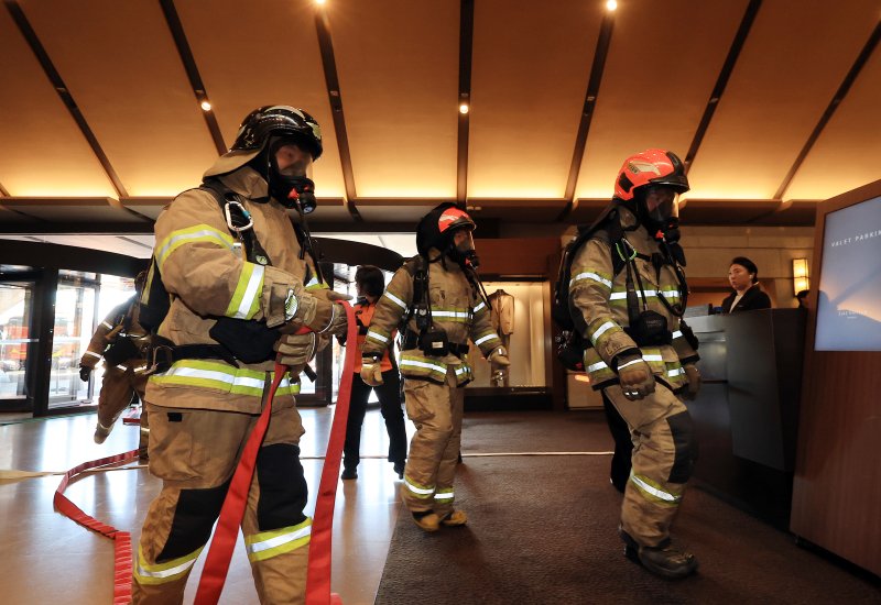 24일 오전 서울 중구 신라호텔에서 열린 '2025 중구 안전한국훈련'에서 소방대원들이 화재 진압 훈련을 하고 있다. 2025.10.24/뉴스1 ⓒ News1 김진환 기자