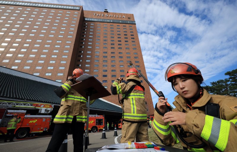 24일 오전 서울 중구 신라호텔에서 열린 '2025 중구 안전한국훈련'에서 소방대원들이 화재 진압 훈련을 하고 있다. 2025.10.24/뉴스1 ⓒ News1 김진환 기자