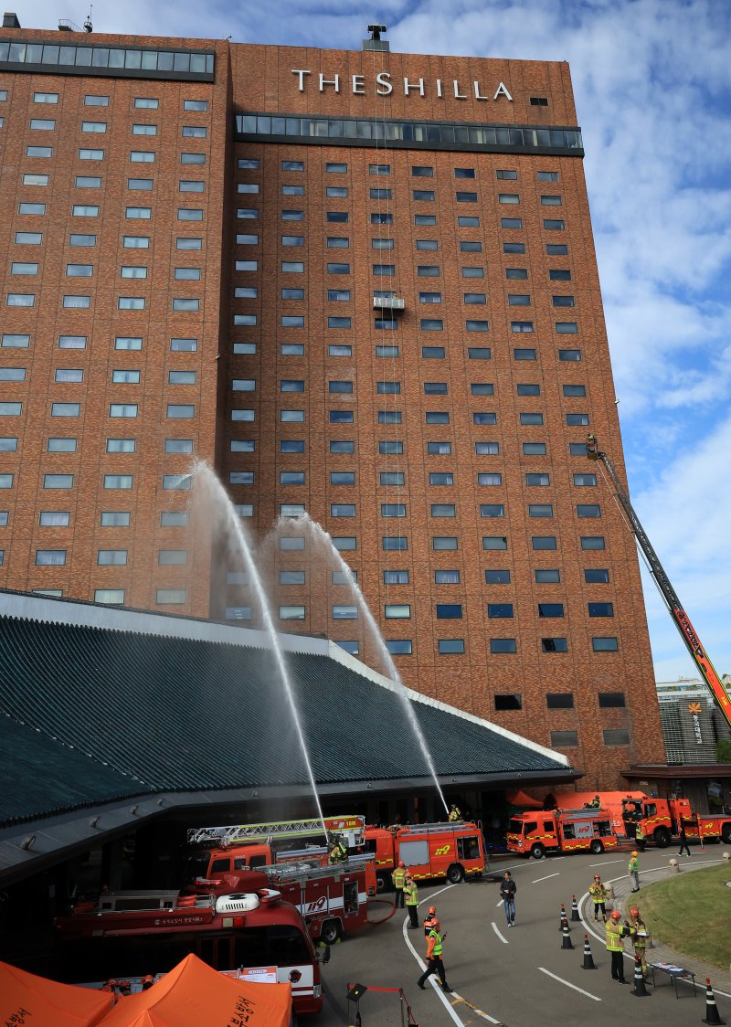 24일 오전 서울 중구 신라호텔에서 열린 '2025 중구 안전한국훈련'에서 소방대원들이 소방차를 이용해 화재를 진압하는 훈련을 하고 있다. 2025.10.24/뉴스1 ⓒ News1 김진환 기자