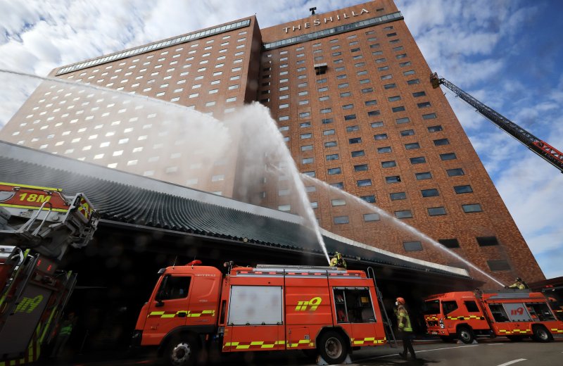 24일 오전 서울 중구 신라호텔에서 열린 '2025 중구 안전한국훈련'에서 소방대원들이 소방차를 이용해 화재를 진압하는 훈련을 하고 있다. 2025.10.24/뉴스1 ⓒ News1 김진환 기자