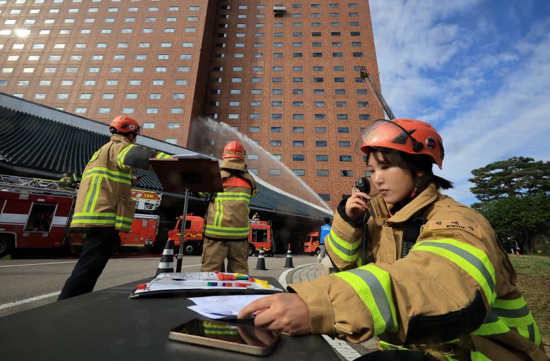 24일 오전 서울 중구 신라호텔에서 열린 '2025 중구 안전한국훈련'에서 소방대원들이 화재 진압 훈련을 하고 있다. 2025.10.24/뉴스1 ⓒ News1 김진환 기자