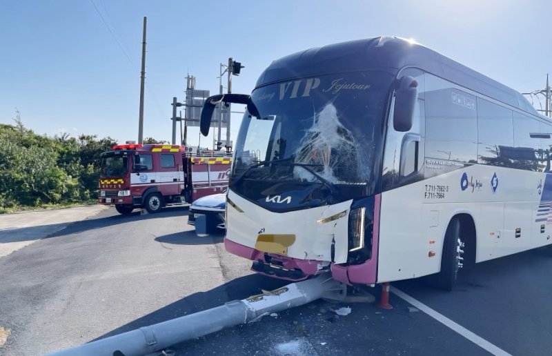도로 이정표 들이받은 관광버스 (출처=연합뉴스)