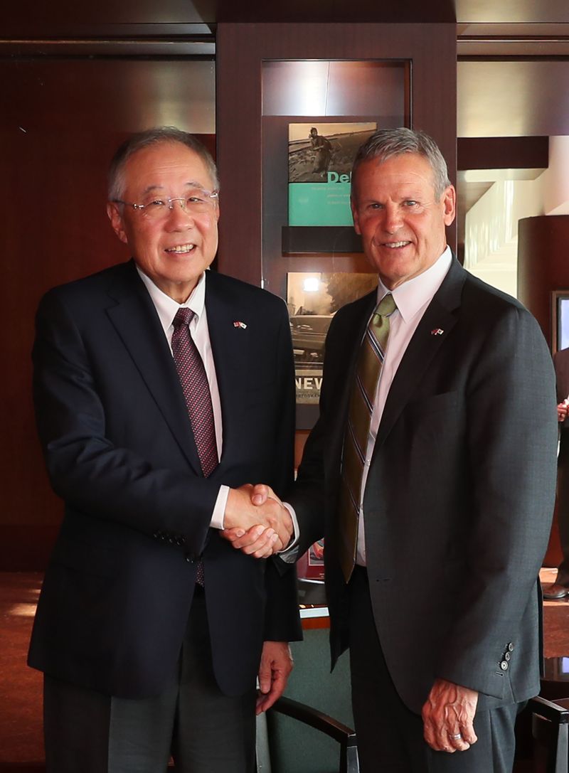류진 한국경제인협회 회장이 24일 서울 용산 그랜드 하얏트 서울에서 빌 리 테네시 주지사와 악수하고 있다. 한경협 제공