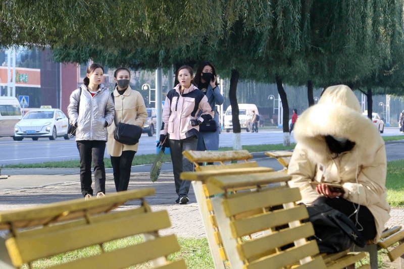 [평양=AP/뉴시스] 23일 북한 평양에서 시민들이 미래과학자거리를 걷고 있다. 2025.10.23.