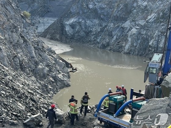보령 채석장 덤프추락 사고 현장. (보령소방서 제공, 재판매 및 DB금지) / 뉴스1