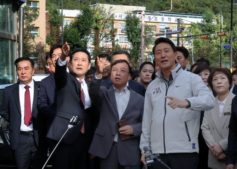 오세훈 서울시장, 국민의힘 장동혁 당대표, 송언석 원내대표 등이 24일 오전 서울 노원구 상계5 재정비촉진구역에서 열린 국민의힘-서울특별시 부동산 대책 현장 회의에서 현장점검을 하고 있다. (공동취재) 2025.10.24/뉴스1 ⓒ News1 오대일 기자