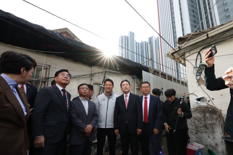 장동혁 국민의힘 대표와 오세훈 서울시장이 24일 서울 노원구 상계5 재정비촉진구역을 방문해 현장 점검을 하고 있다. (공동취재) 2025.10.24/뉴스1 ⓒ News1 오대일 기자