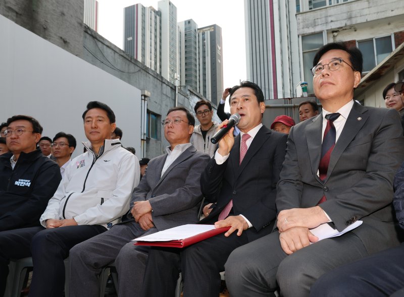 장동혁 국민의힘 대표가 24일 오전 서울 노원구 상계5 재정비촉진구역에서 열린 국민의힘-서울특별시 부동산 대책 현장 회의에서 발언하고 있다. 2025.10.24/뉴스1 ⓒ News1 오대일 기자