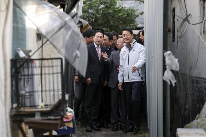 장동혁 국민의힘 대표와 오세훈 서울시장이 24일 서울 노원구 상계5 재정비촉진구역을 방문해 현장 점검을 하고 있다. (공동취재) 2025.10.24/뉴스1 ⓒ News1 오대일 기자