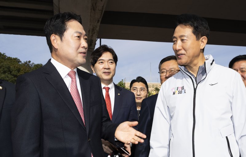 장동혁 국민의힘 대표와 오세훈 서울시장이 24일 오전 서울 노원구 상계5 재정비촉진구역 현장점검에 앞서 인사를 나누고 있다. (공동취재) 2025.10.24/뉴스1 ⓒ News1 오대일 기자