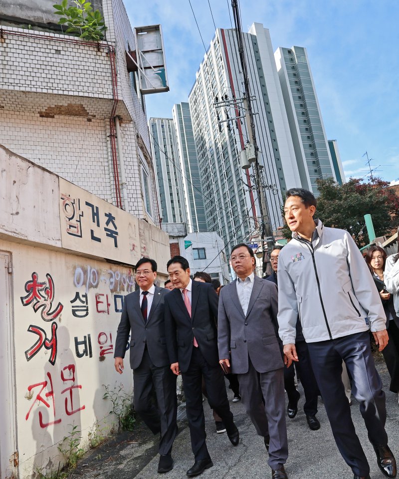 국민의힘 장동혁 대표와 송언석 원내대표, 오세훈 서울시장이 24일 오전 서울 노원구 상계5 재정비촉진구역 현장을 방문해 허원무 조합장과 함께 이동하고 있다. 2025.10.24/뉴스1 ⓒ News1 오대일 기자