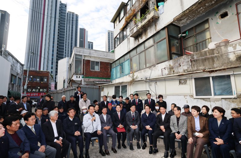 오세훈 서울시장이 24일 오전 서울 노원구 상계5 재정비촉진구역에서 열린 국민의힘-서울특별시 부동산 대책 현장 회의에서 발언하고 있다. 2025.10.24/뉴스1 ⓒ News1 오대일 기자