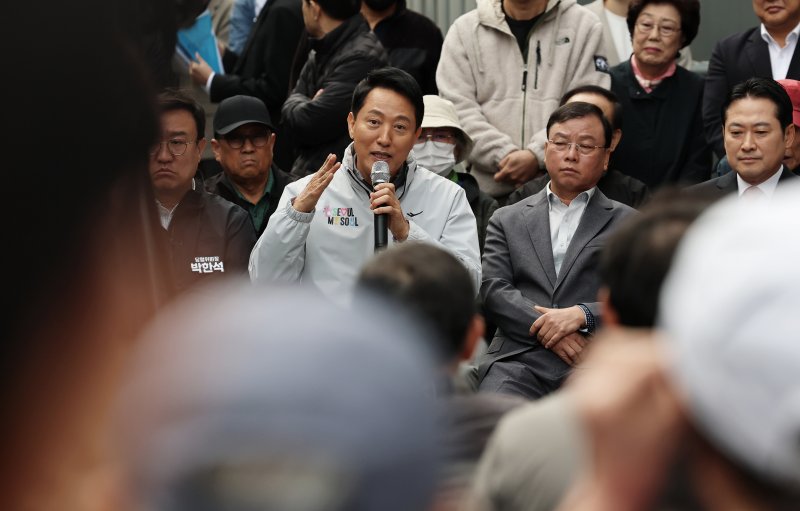 오세훈 서울시장이 24일 오전 서울 노원구 상계5 재정비촉진구역에서 열린 국민의힘-서울특별시 부동산 대책 현장 회의에서 주민들의 질문에 답하고 있다. 2025.10.24/뉴스1 ⓒ News1 오대일 기자