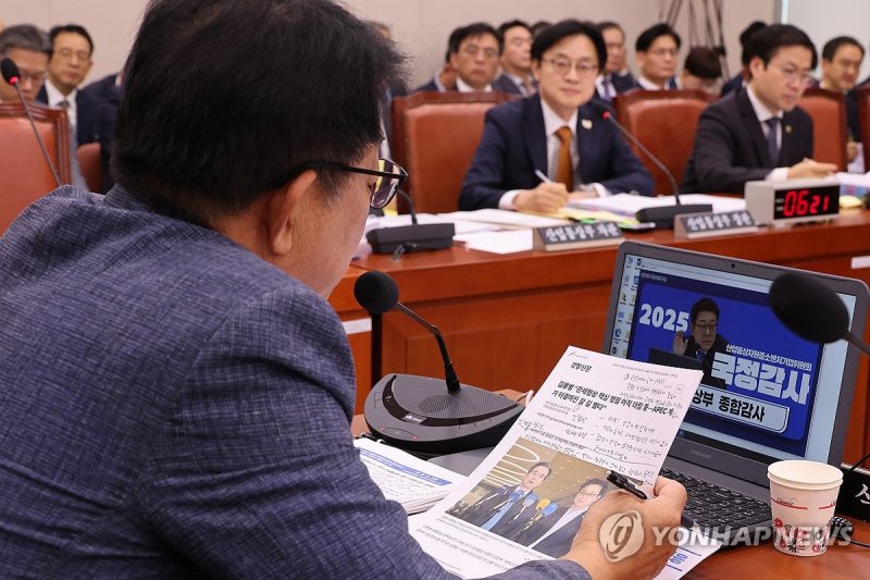 질의 듣는 김정관 산업통상부 장관 (출처=연합뉴스)