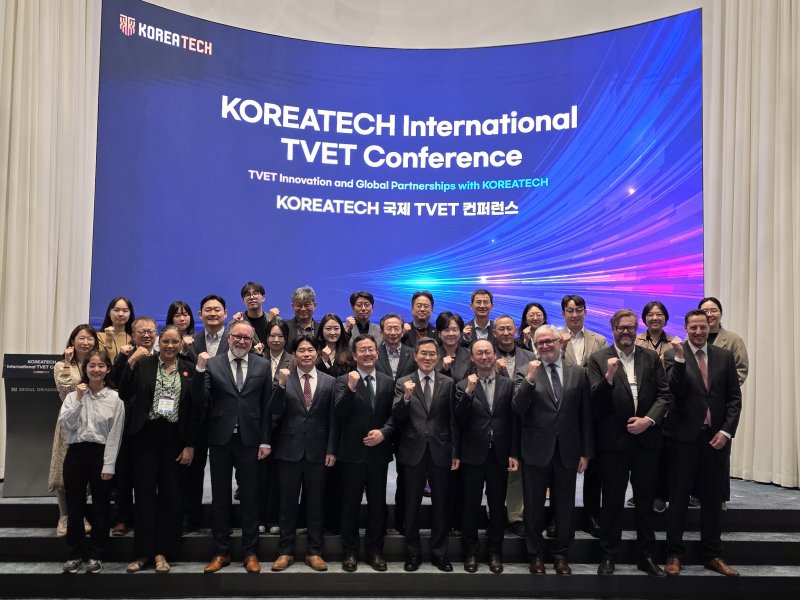 [천안=뉴시스] 2025 국제 TVET 컨퍼런스가 끝나고 참석자들이 기념사진을 찍고 있다.(사진 한국기술대학교 제공).2025.10.24.photo@newsis.com. *재판매 및 DB 금지