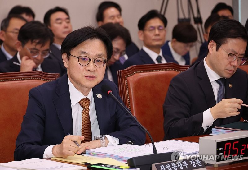 답변하는 김정관 산업통상부 장관 (출처=연합뉴스)