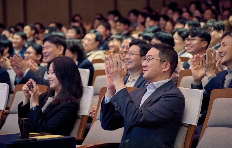 [서울=뉴시스]9일 경기도 이천 LG인화원에서 열린 LG 어워즈에서 구광모 LG 회장이 수상팀을 축하하며 격려하고 있다. (사진 = LG) 2025.04.10. photo@newsis.com *재판매 및 DB 금지