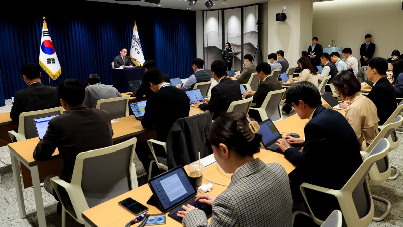 [서울=뉴시스] 고범준 기자 = 위성락 국가안보실장이 24일 서울 용산 대통령실 청사에서 ASEAN 순방 및 APEC 정상회의 일정 관련 브리핑을 하고 있다. (대통령실통신사진기자단) 2025.10.24. bjko@newsis.com