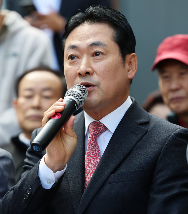 [서울=뉴시스] 조성우 기자 = 장동혁 국민의힘 대표가 24일 오전 서울 노원구 상계5 재정비촉진구역에서 열린 국민의힘 부동산 대책 현장 회의에서 발언하고 있다. (공동취재) 2025.10.24. photo@newsis.com