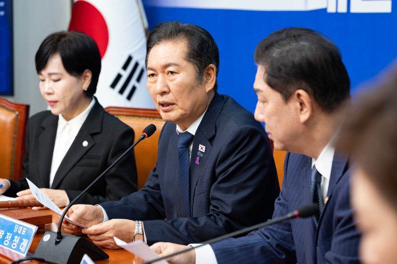 정청래 더불어민주당 대표가 24일 서울 여의도 국회에서 열린 최고위원회의에서 모두 발언을 하고 있다. ⓒ News1 유승관 기자