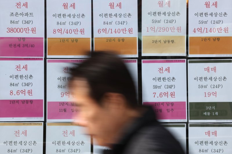 서울시내 한 부동산 공인중개사 사무소에 전세 등 매물 광고가 붙어 있다. 최근 정부의 서울 전역과 경기 12개 지역에 대한 부동산 규제 시행과 맞물려 전셋값 상승 움직임이 커지자 기존 세입자들의 계약갱신청구권 등 매물이 크게 감소하고 있다. 2025.10.21/뉴스1 ⓒ News1 장수영 기자