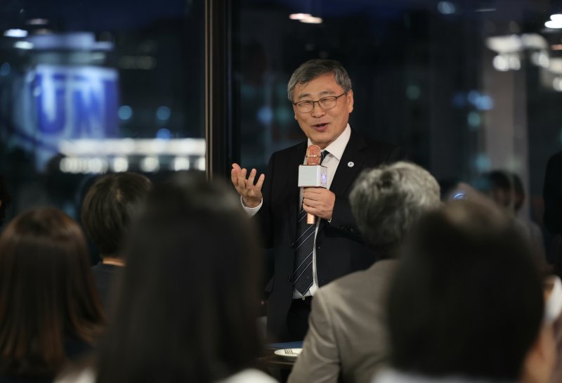 [서울=뉴시스]정근식 서울시교육감이 23일 저녁 기자들과 만나 대화하고 있다.(사진=서울시교육청 제공)