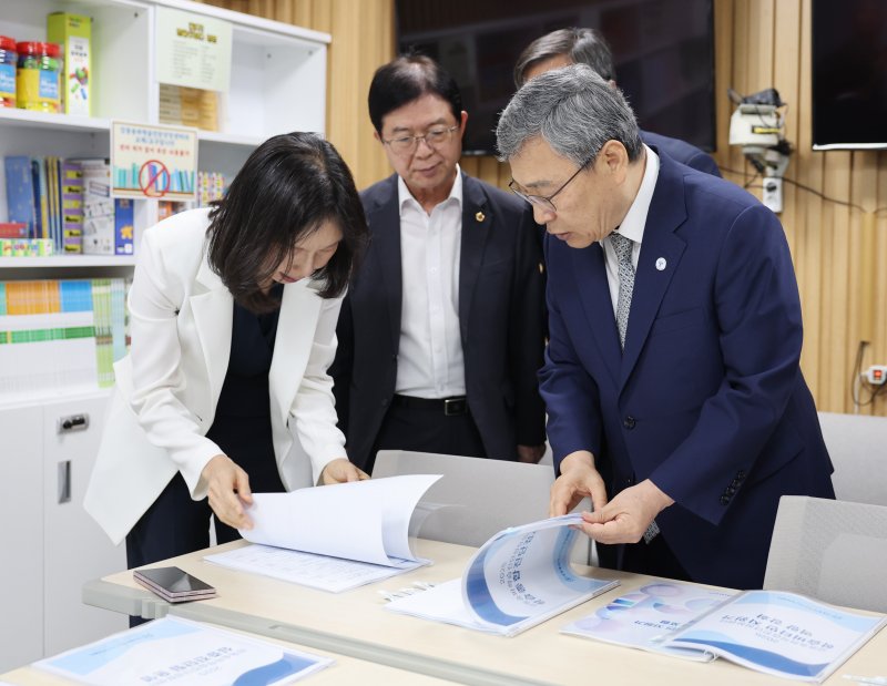 정근식 서울시교육감이 6월19일 최호정 서울시의장과 함께 서울 송파구 강동송파학습진단성장센터를 방문해 기초학력 진단·맞춤 지원 시스템을 살펴보고 있다. (서울시교육청 제공. 재판매 및 DB 금지) 2025.6.19/뉴스1 ⓒ News1 이연주 기자