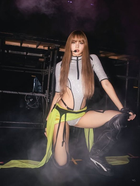 블랙핑크 리사, 점점 더 과감해지는 무대 의상…완벽 몸매 [N샷]