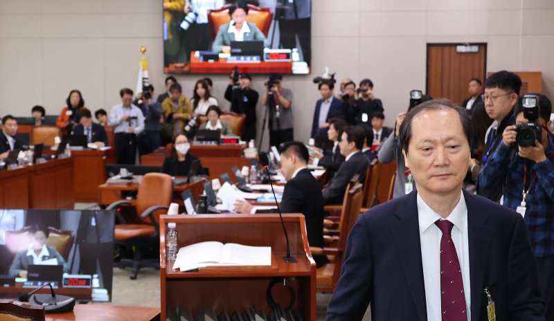 [서울=뉴시스] 김금보 기자 = 이완규 전 법제처장이 24일 오전 서울 여의도 국회에서 열린 법제사법위원회의 법제처에 대한 국정감사에서 증인 선서 거부 의사를 밝힌 뒤 자리로 돌아가고 있다. 2025.10.24. kgb@newsis.com