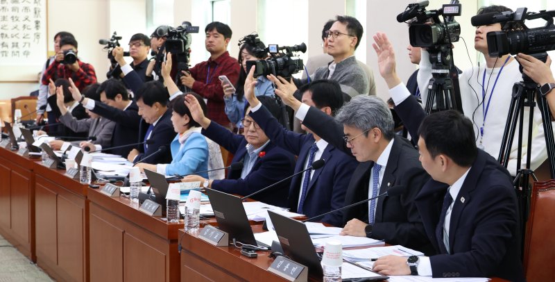[서울=뉴시스] 김금보 기자 = 여당 의원들이 23일 서울 여의도 국회에서 열린 법제사법위원회 국정감사에서 찬성 거수투표를 하고 있다. 2025.10.23. kgb@newsis.com