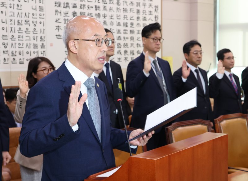 [서울=뉴시스] 김금보 기자 = 조원철 법제처장이 24일 오전 서울 여의도 국회에서 열린 법제사법위원회의 법제처에 대한 국정감사에서 선서를 하고 있다. 2025.10.24. kgb@newsis.com