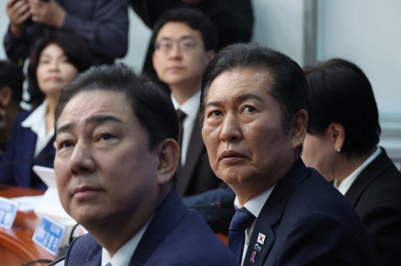 [서울=뉴시스] 고승민 기자 = 정청래 더불어민주당 대표가 24일 서울 여의도 국회에서 열린 최고위원회의에서 23일 서울시 국감에서 벌어진 오세훈 시장과 명태균 씨의 공방을 영상으로 보고 있다. 2025.10.24. kkssmm99@newsis.com