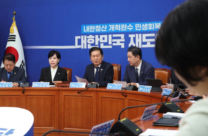 [서울=뉴시스] 고승민 기자 = 정청래 더불어민주당 대표가 24일 서울 여의도 국회에서 열린 최고위원회의에서 발언하고 있다. 2025.10.24. kkssmm99@newsis.com