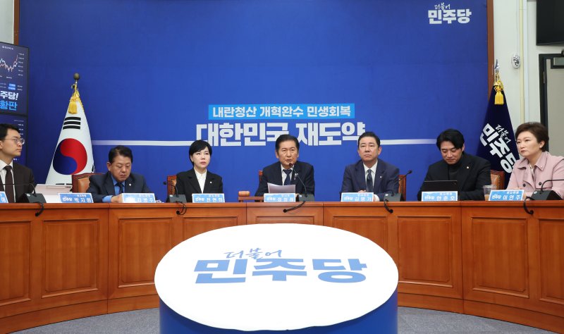 [서울=뉴시스] 고승민 기자 = 정청래 더불어민주당 대표가 24일 서울 여의도 국회에서 열린 최고위원회의에서 발언하고 있다. 2025.10.24. kkssmm99@newsis.com