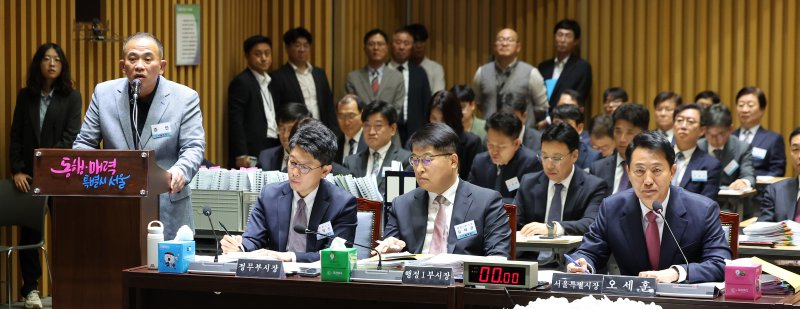 [서울=뉴시스] 김선웅 기자 = '정치브로커'로 알려진 명태균 씨가 23일 서울시청에서 열린 국회 행정안전위원회의 서울특별시에 대한 국정감사에 증인으로 출석해 의원 질의에 답변하는 옆으로 오세훈 서울시장이 자리에 앉아있다. 2025.10.23. mangusta@newsis.com