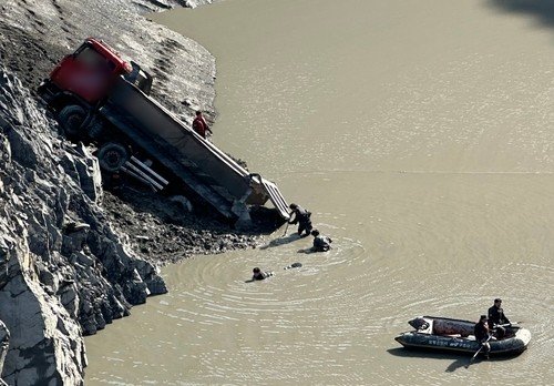 실종 덤프트럭 기사 수색작업 (출처=연합뉴스)