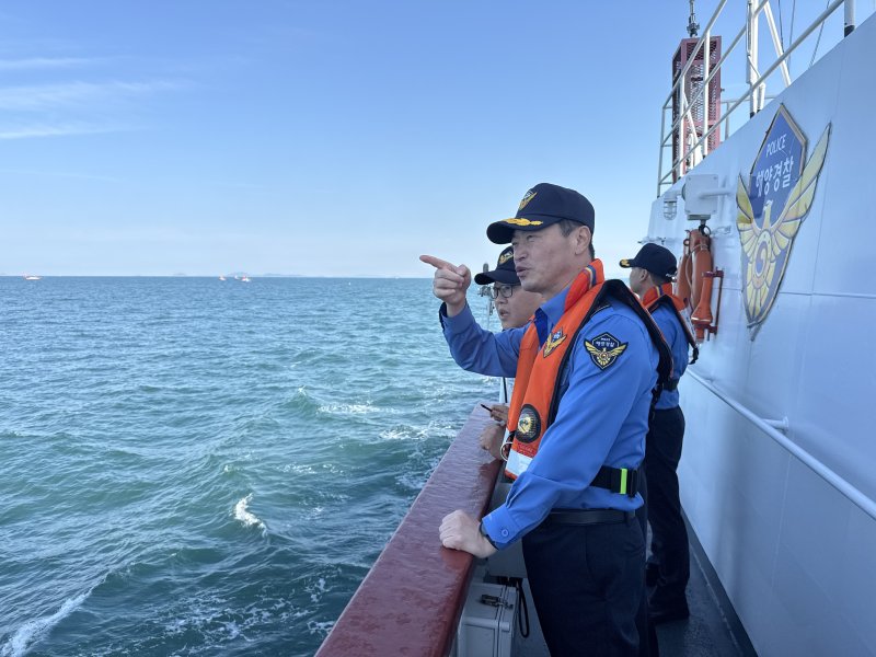 외연도 해역을 점검하는 이근영 보령해양경찰서장.(보령해경 제공. 재판매 및 DB금지)/뉴스1