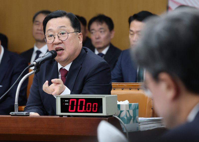 이장우 대전시장이 24일 오전 대전시청에서 열린 국회 행정안전위원회 대전시 국정감사에서 위원 질의에 답하고 있다. 2025.10.24/뉴스1 ⓒ News1 김기태 기자