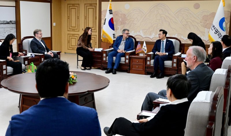 인천시청 방문한 미국 앵커리지시 대표단 (출처=연합뉴스)