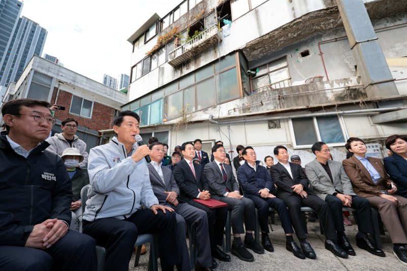 [서울=뉴시스] 조성우 기자 = 오세훈(왼쪽 두 번째) 서울시장이 24일 오전 서울 노원구 상계5 재정비촉진구역에서 열린 국민의힘 부동산 대책 현장 회의에서 발언하고 있다. (공동취재) 2025.10.24. photo@newsis.com