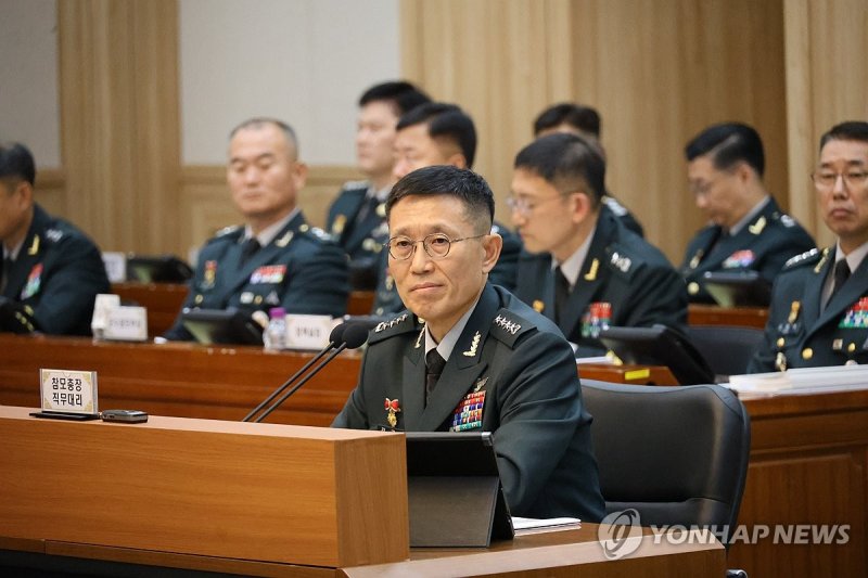 질의 듣는 육군 참모총장 직무대리 (출처=연합뉴스)