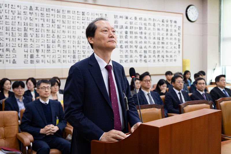 이완규 전 법제처장이 24일 서울 여의도 국회에서 열린 법제사법위원회의 법제처에 대한 국정감사에 출석해 증인선서를 거부하고 있다. 2025.10.24/뉴스1 ⓒ News1 유승관 기자