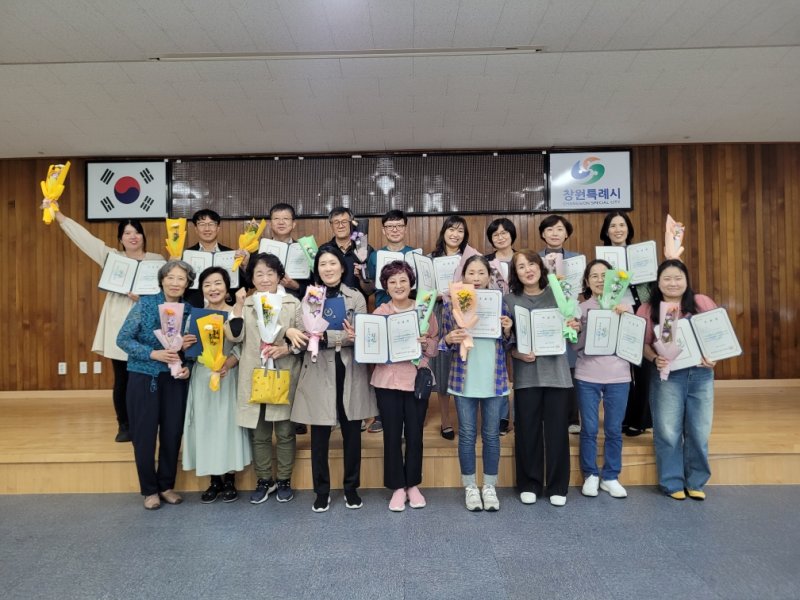 [창원=뉴시스] 강경국 기자 = 23일 경남 창원시 농업기술센터 도시농업 전문가 양성 과정 8기 수료식이 열리고 있다. (사진=창원시청 제공). 2025.10.24. photo@newsis.com *재판매 및 DB 금지